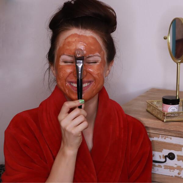 MARK Pink clay face mask - s vitamínom C a jahodovým práškom MARK Face And Body 